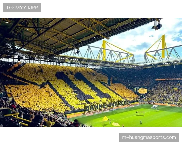 事件通讯：瓦伦西亚球迷组织在主场展示巨型TIFO，致敬球队历史经典防守战役